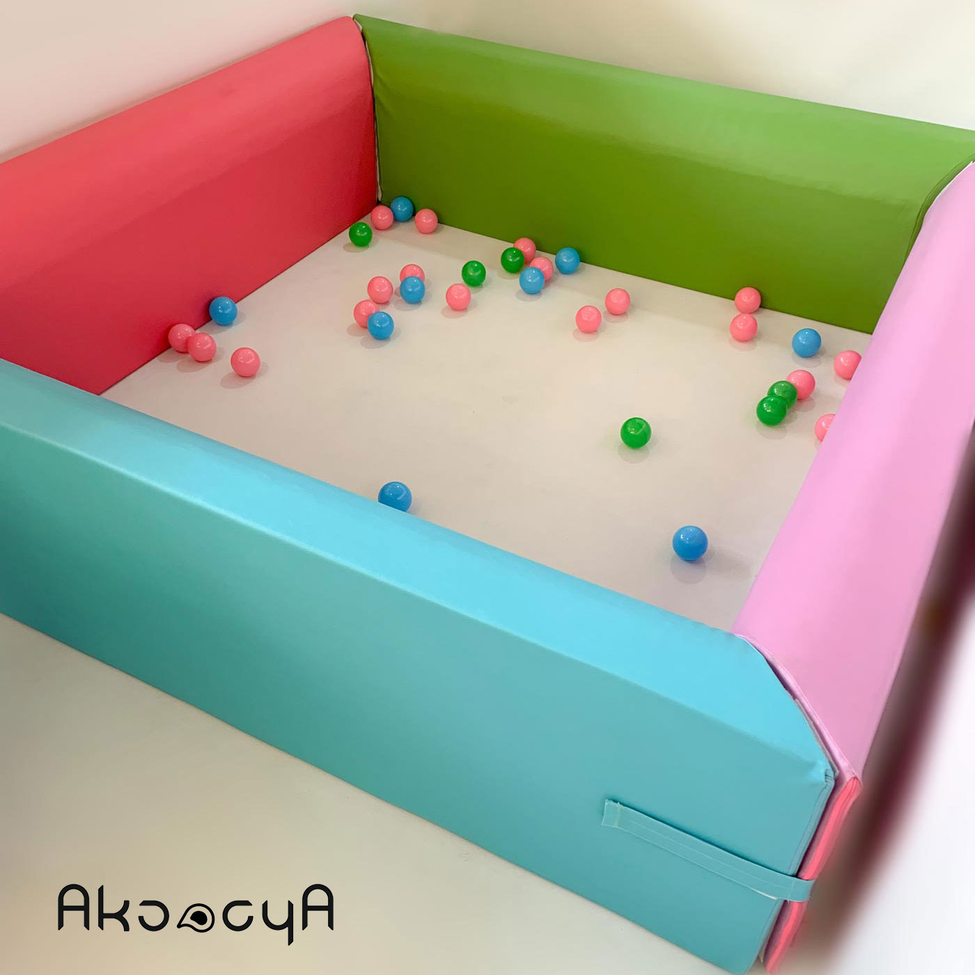 استخر مربعی 200 × 200